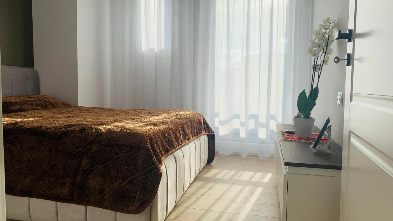 Proper Central Apartment Tirana Esterno foto