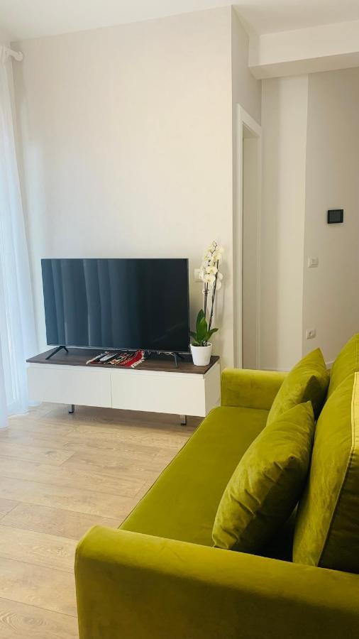 Proper Central Apartment Tirana Esterno foto