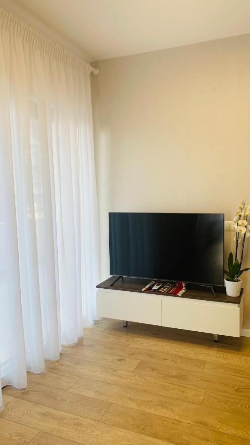 Proper Central Apartment Tirana Esterno foto