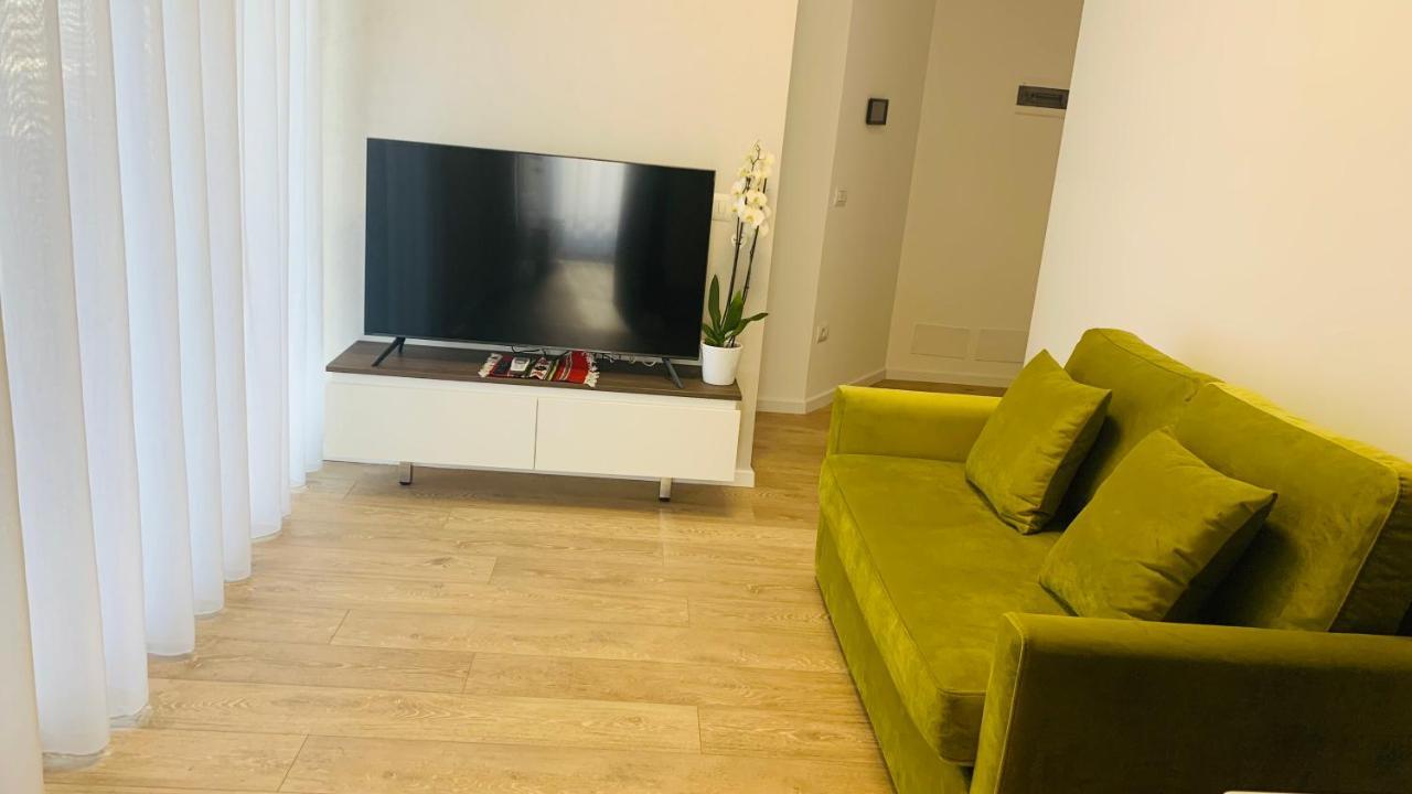 Proper Central Apartment Tirana Esterno foto